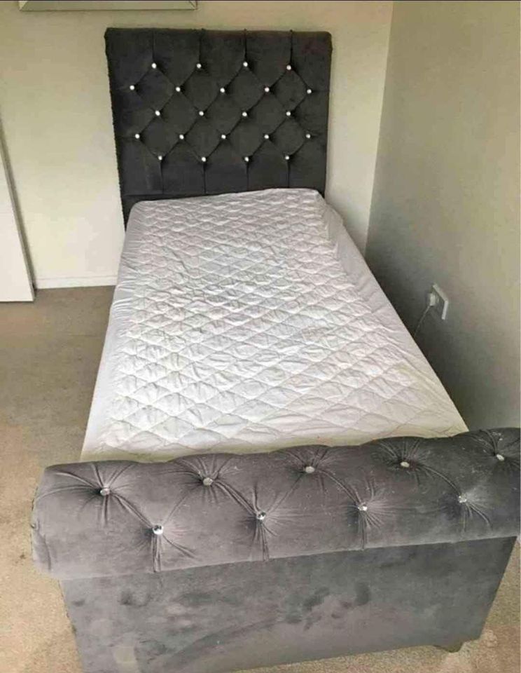 Sleigh beds